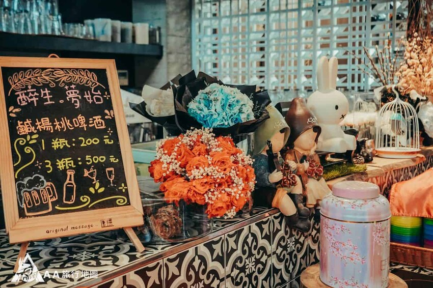 這邊還有賣很特別的楊桃啤酒，現在還有尋寶活動，如果收集完了可以來換喔(未滿18歲請勿飲酒)