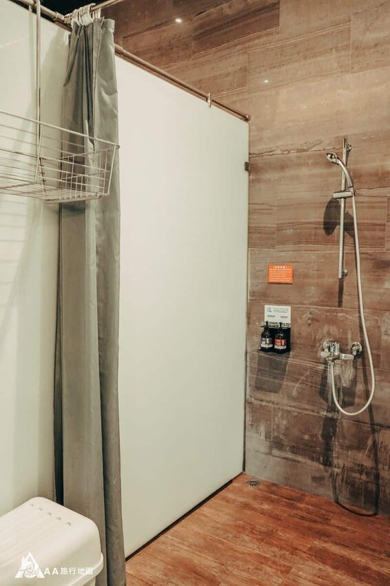 淋浴間也是很讚賞，空間很大，而且還有做一個浴簾，這樣就不會把要換洗的衣服弄濕…