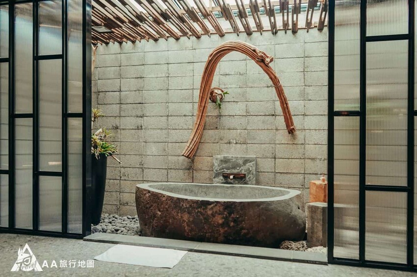 這個就是傳說中的石浴缸，許多人來訂這個房間就是為了這一個浴缸，這個非常的大，兩個大人在裡面還可以隨意移動，有一種到了日本露天溫泉泡湯的感覺，旁邊還有幫大家準備了浴鹽，強烈建議大家一定要來試試