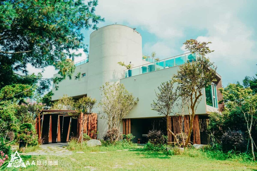 這個是目前還在整理的另一棟Villa，期待之後完工之後會是什麼樣子的內裝，光是外觀看起來就非常吸引人了