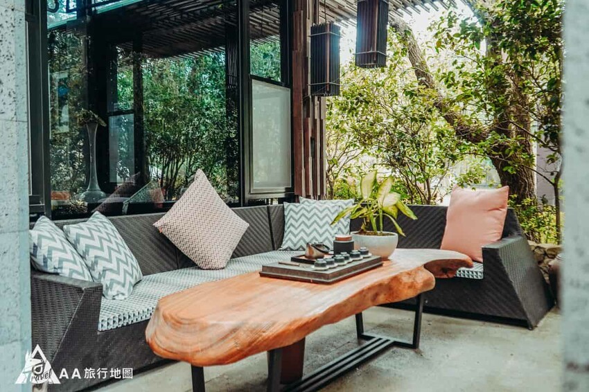 進入大門口之後，右手邊就會看到一棟建築，這邊就是接待區以及露營區房客吃飯的地方，名稱是厚食餐廳，大家可以在這邊等待入住，也可以在園區裡面走走