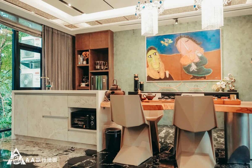 緊鄰著客廳的不是房間，而是這樣的一個流理台以及泡茶休息區，晚上和三五好友在這邊泡茶聊天，人生一大享受