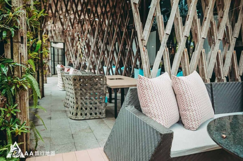 這邊是另外一小塊室外的休息區，等下下午的Diy手作區也會在這邊體驗喔