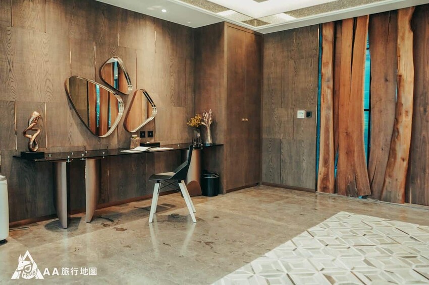 因為這次住的A1是一層裡面有兩間雙人房，首先帶大家看第一間，這間的床會比較高，適合喜歡床距離地面比較高的人