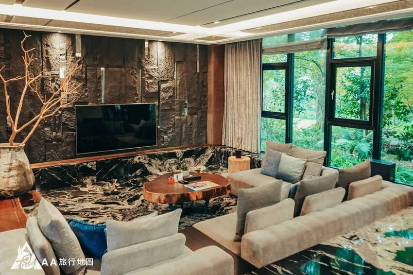 第一張就是A1的客廳，這邊真的非常的大，採用下沉式的設計，而且電視還有提供Netfelix免費看，少發的部份非常好坐，Ace還在上面看著看著電視就睡著了