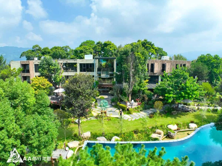 比較高的角度看起來的Villa可以看到整體的樣子，不同的視角也給出了不同的感受
