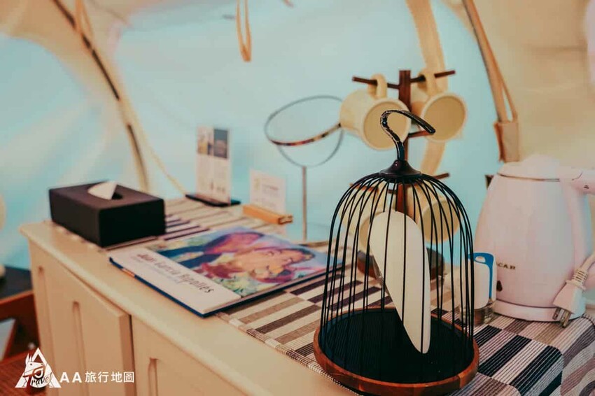 旁邊有一個櫃子，上面也擺放了許多的藝術品