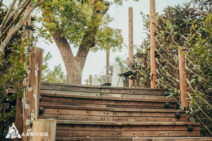 旁邊還有一個樓梯可以上去高台，這邊可以有不一樣的視野，還可以俯瞰草皮和露營車區