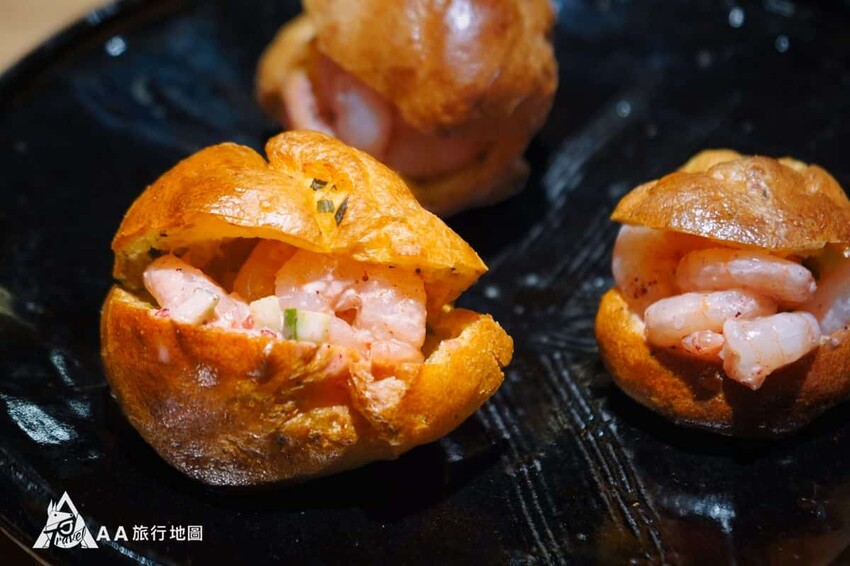 隨著牛舌一同上桌的還有這個鮮蝦小泡芙，雖然是小小的泡芙，但裡面卻塞滿了蝦子，搭配著爽口的小黃瓜，讓人愛不釋手