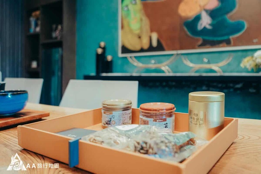 這邊有準備茶梅、培茶蛋捲以及一些零食，黃色的那個罐子就是阿里山高山茶，都是外面比較少見的高級茶食，大家來一定要細細品味
