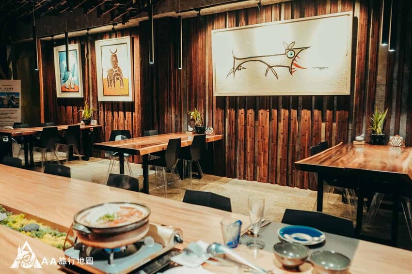 在旁邊的牆上，還有許多大師的創作，這邊如果有喜歡的都可以和服務人員說，都是可以購買的