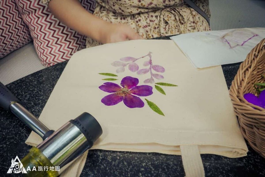 另外一個購物袋採用更簡潔的設計方式，而透過有不同的深淺上色，可以讓整個購物袋有更豐富的層次