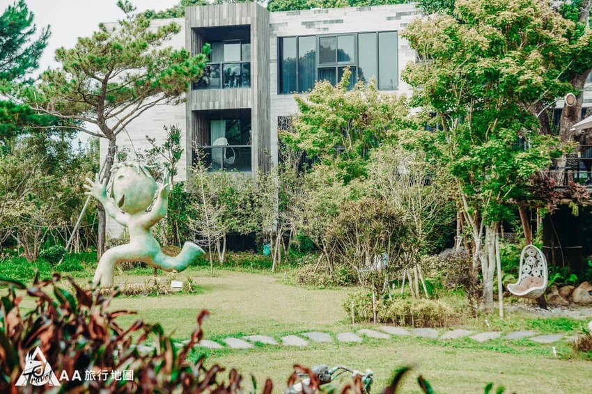 大家有沒有看到左側有一個很快樂在奔跑的雕像，這邊的藝術品都是西班牙的藝術大師皇 雷普耶斯所製作