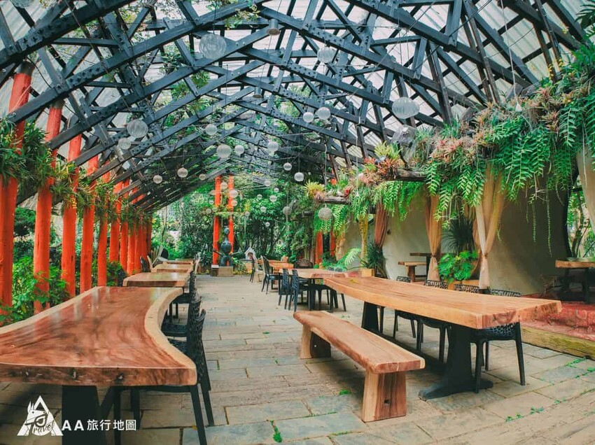 整個吃冰的區域就是這麼寬闊，而且這邊的桌子椅子都是原木所製成的