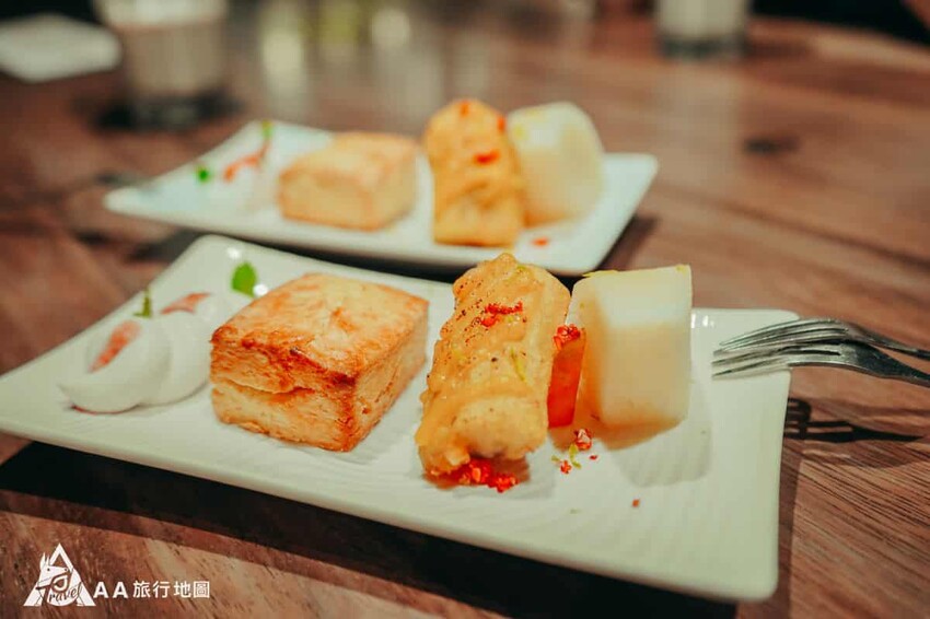 吃完早餐之後不例外也是要來個甜點，這個司康是現烤的，可以聞到很香濃的氣味