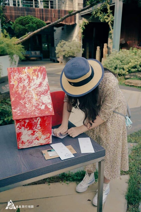 在園區中有雕像旁邊伴隨著紅色的郵箱，就是尋寶遊戲蓋章的地方，蓋滿印章之後，可以去厚食餐廳換飲品喝