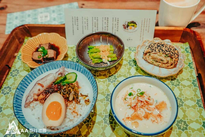 每個人都是這樣一整套的餐點，份量蠻足夠的，有一碗滷肉飯，裡面還有新鮮的小卷，配菜的部份可以吃花捲和蘆筍以及滷豆干，每一道菜的口味都很好吃，尤其是花捲還有滷豆干的部份，另外還配有一碗鹹豆漿，裡面的料很豐富，幾乎有三分之一都是實在的料，不會像在外面吃都是豆漿居多