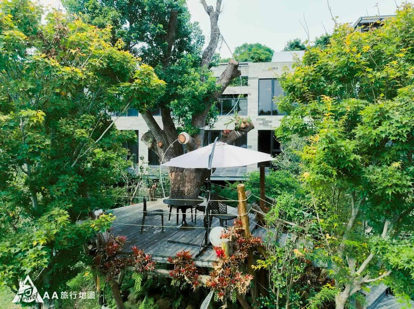 園區內有許多休息的涼亭，這個就是在住宿區前面的一個二樓涼亭