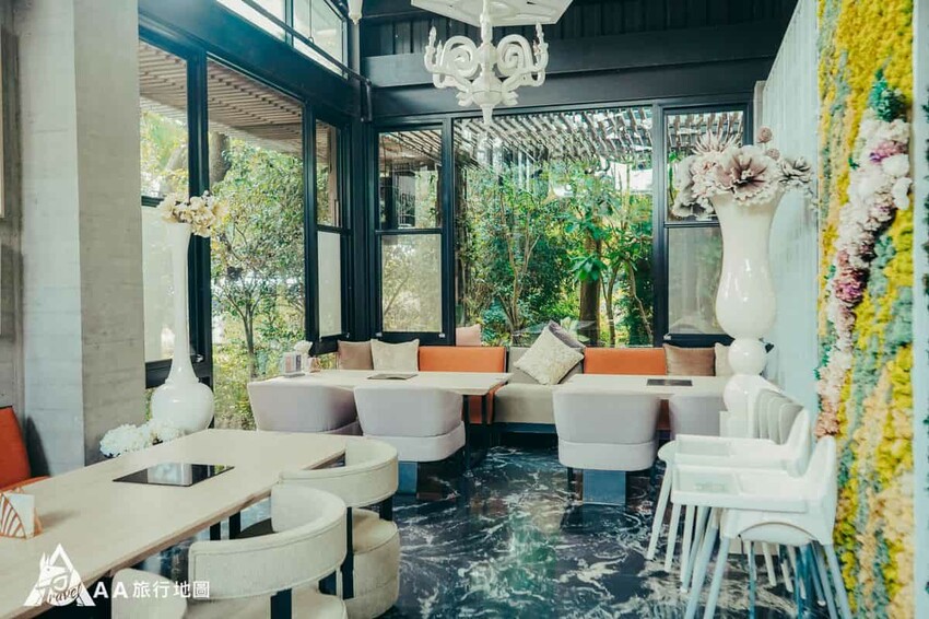 小包區看起來是長這個樣子，也是可以坐蠻多人的