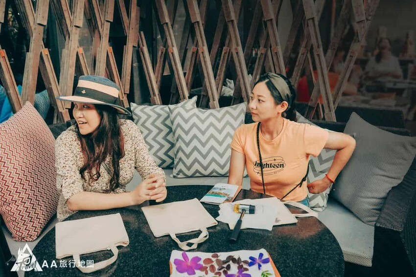 我們今天兩位美麗的女主角正很認真的在聽如何製作，接下來就是要換你們製作屬於自己的購物袋了