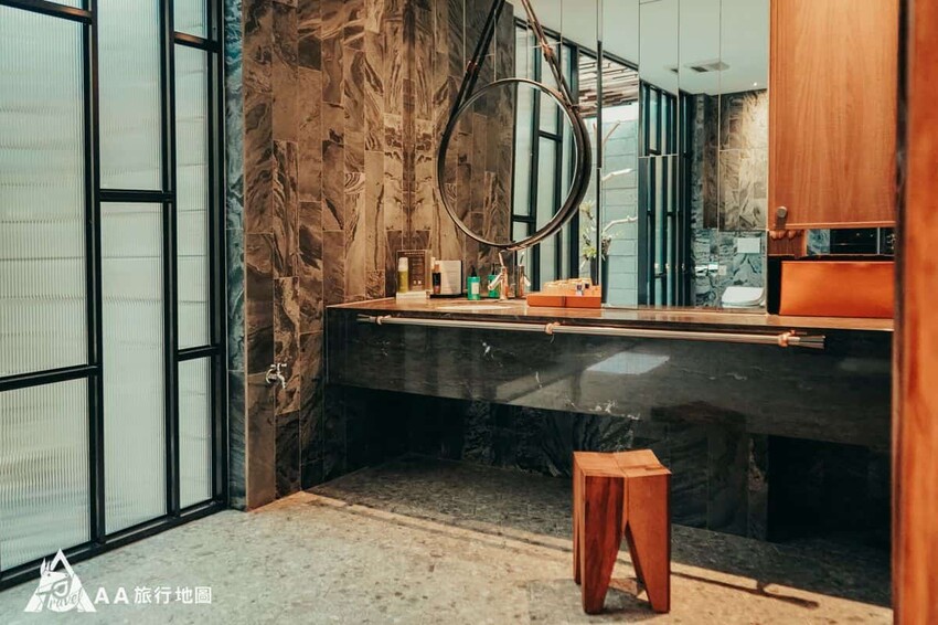 這個化妝台非常的大，兩個人同時間一起在這梳洗都還蠻自在的，有這麼大的空間使用就是開心