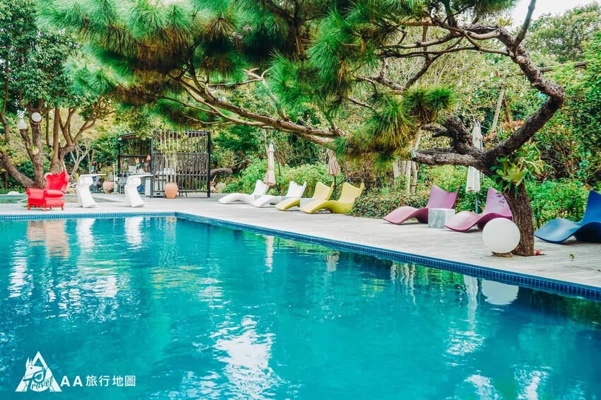 泳池的一側有許多的椅子，可以躺在這邊享受著陽光，如果拍照也是很漂亮