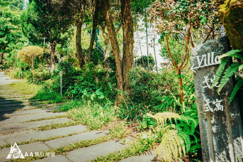 從石屋浴廁順著走，就會看到旁邊有一個寫著Villa區的牌子，進去後就是Villa區了