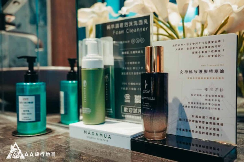 洗手檯旁邊有準備洗手乳、洗面乳以及髮油，真的是相當齊全，第一次看到有這麼完整的盥洗用品