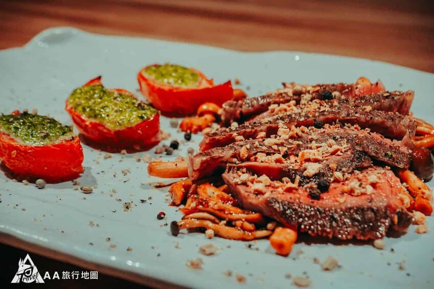 這個是韭蔥醬搭配蕃茄，牛排的部份是日本牛搭配醬燒菇類，這邊提供一個小技巧，把菇類包在牛肉裡面，像是捲壽司一樣，吃起來口感層次豐富，超好吃的