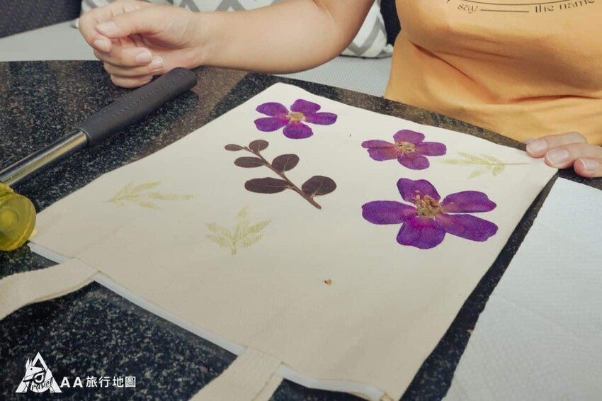 製作完的樣子會像這樣，就變成不同顏色和不同花紋的購物袋，第一個袋面是比較簡單的形式