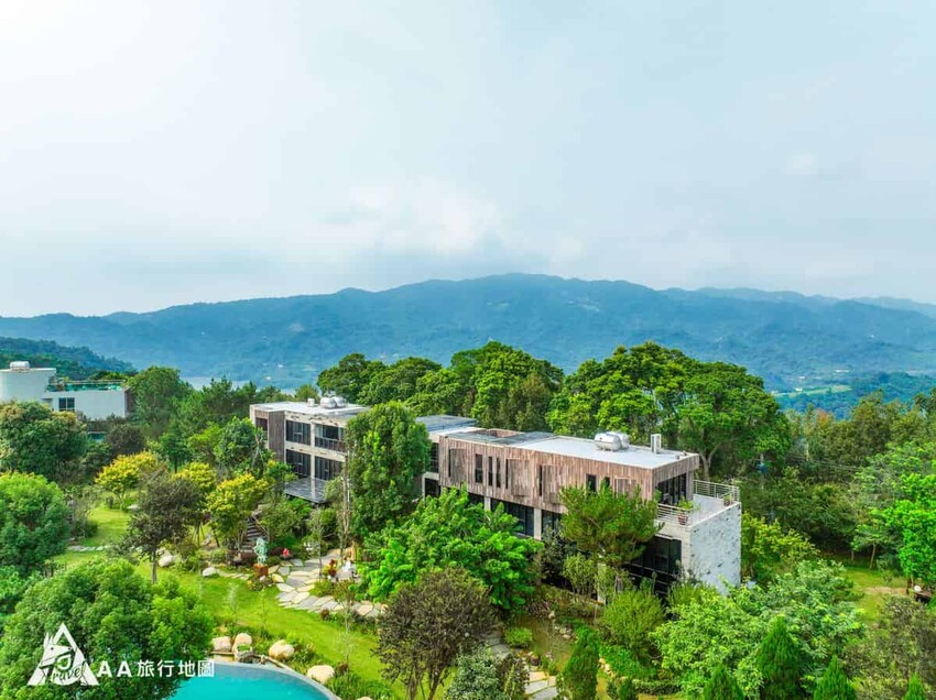 從高空看Villa，搭配上後面的天空以及山峰，非常的美麗