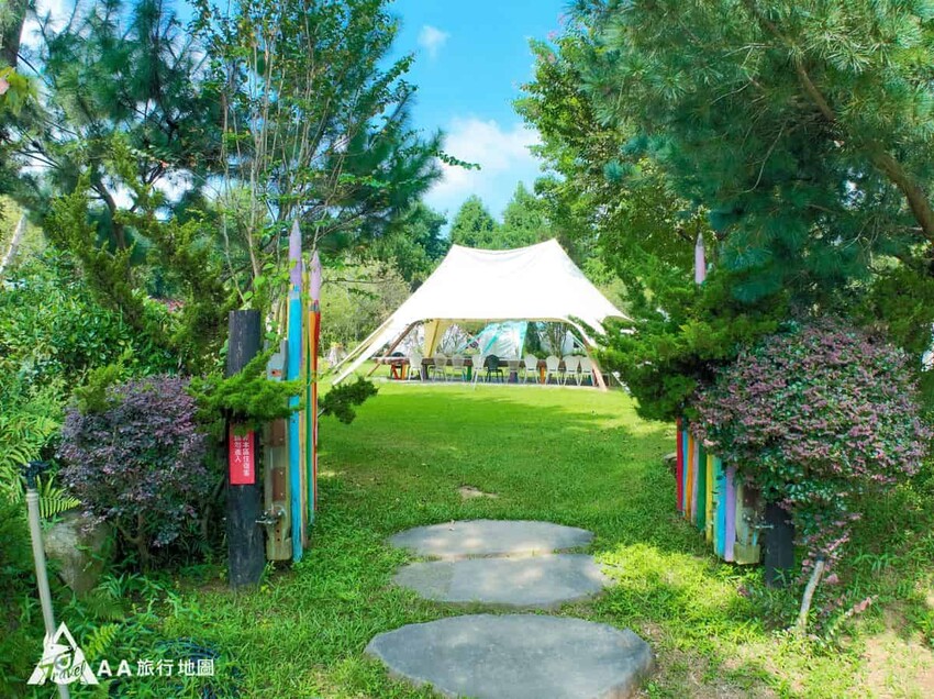 這個是露營區另外一個門拍攝的，就好像要到一個夢幻世界一般