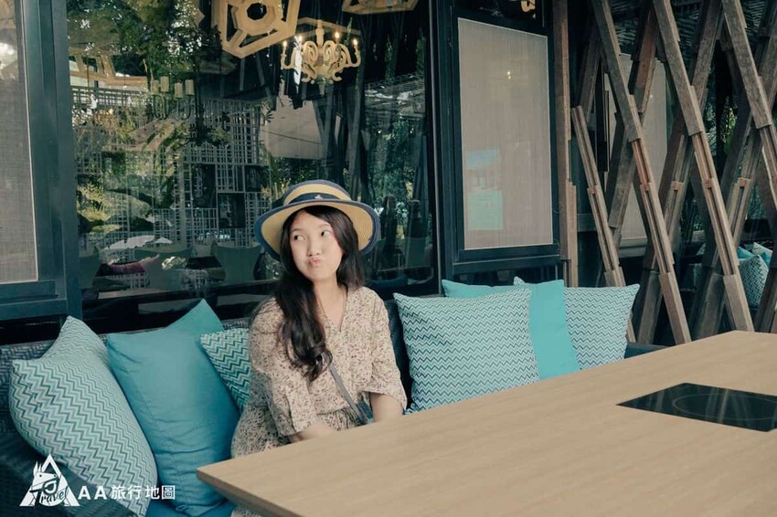 外面的沙發區拍照片也蠻好看的，太陽不大的時候，在這邊坐著一起聊天也很舒服