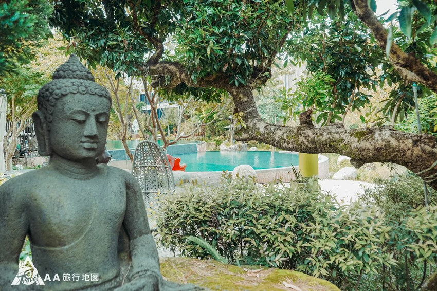Villa區外面有一個佛像坐鎮，從樹中間看過去有一個戲水池，這就是Villa住客專屬的區域了