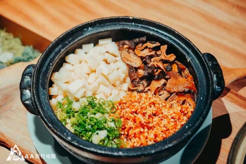 這是今天的主食，等一下會把這全部拌在一起，裡面的料都很不錯，有蝦米、香菇、綠竹筍、蔥花，份量的部份相當充足，連平常晚上不吃澱粉的朋友都吃了一大碗