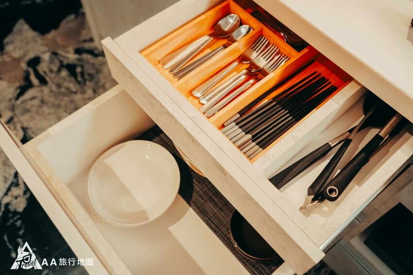旁邊的流理台有提供齊全的餐具可以使用，還有一個電磁爐以及可生飲的水源