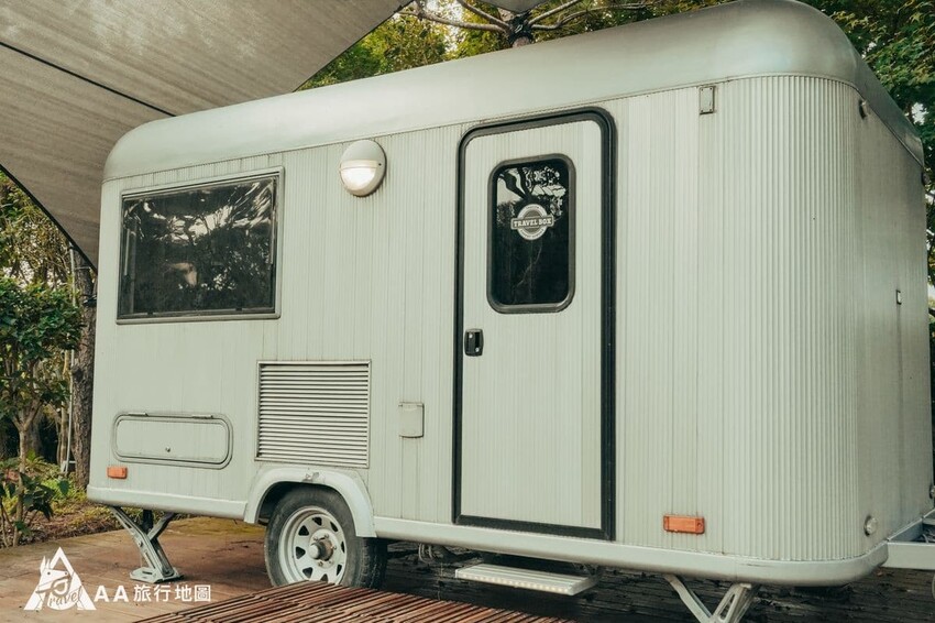 露營車就是像這樣把車廂獨立出來放在地上供大家居住，以往都是在國外的影片之中比較常見，沒有想到現在在台灣也可以體驗這樣的露營車