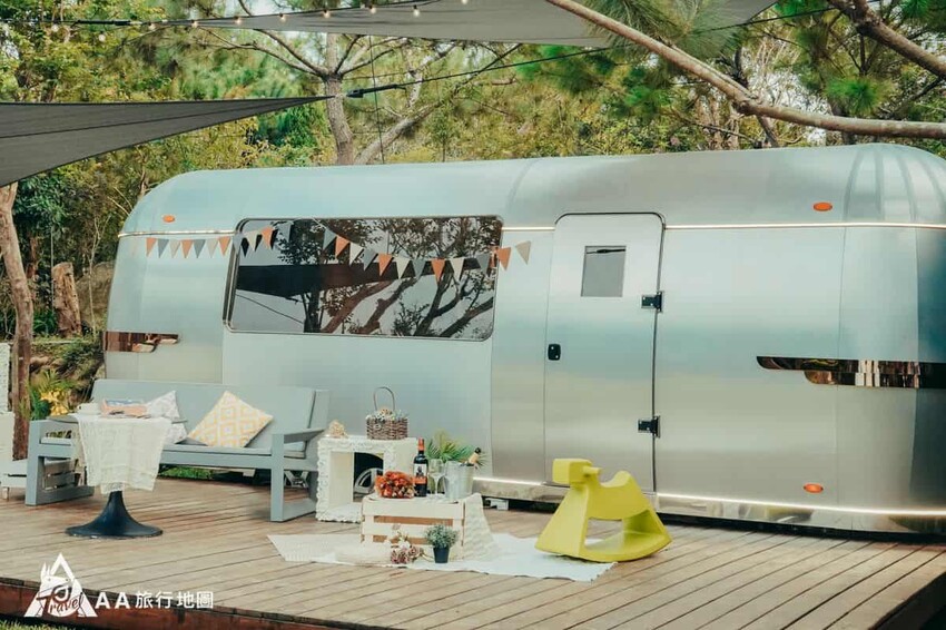 這是另外一台露營車的區域，寨酌然蠻貼心的，露營車的前面都還另外準備了一小塊區域，讓大家可以在這邊體驗野餐或者是和三五好友一起聊天