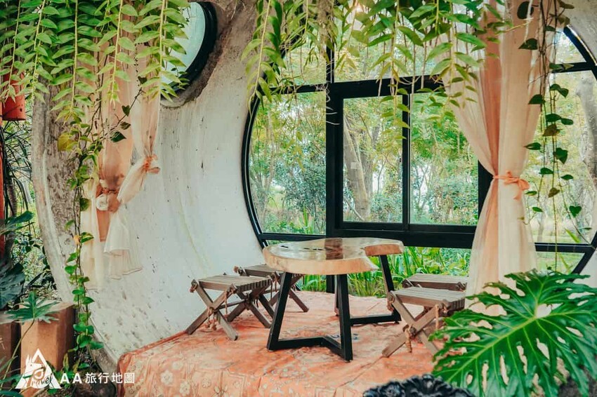 如果喜歡不一樣的感覺，一側也有水管屋可以坐在裡面吃冰