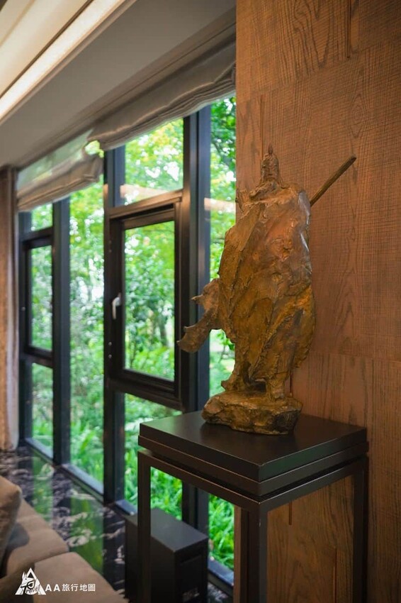 客廳裡面還有許多的藝術品，像木雕的關公，這個看起來就是使用原木雕刻而成，除了雕像之外，還有許多西班牙大師的畫作