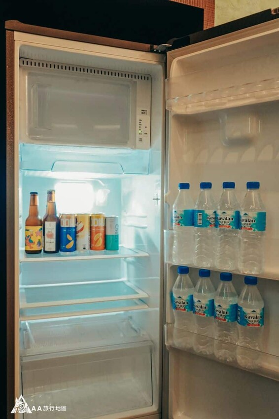 冰箱打開真的是滿滿的誠意，光是礦泉水就為每人準備了兩瓶，而裡面有飲料、汽水、氣泡水以及精釀啤酒等，如果不愛喝茶的也可以考慮(未滿18歲請勿飲酒)