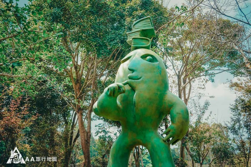 這個智慧者也是很好玩的樣子，很像是很高興很自滿的雕像