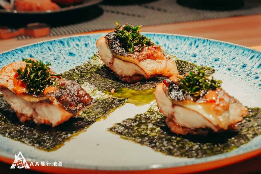 這個是燒鰻魚加上蔥和海苔的一道菜，同時可以吃到山味加上海味，豐富的口味層次讓人愛不釋手