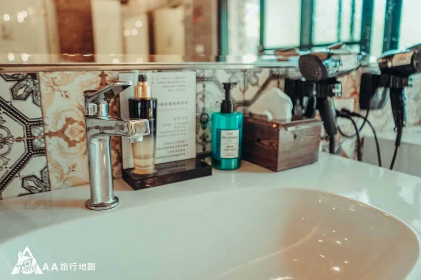 洗手檯的部份除了提供洗手乳之外，還有提供洗面乳使用，你沒聽錯，寨酌然有提供洗面乳給大家使用，如果有喜歡也可以到厚食餐廳購買