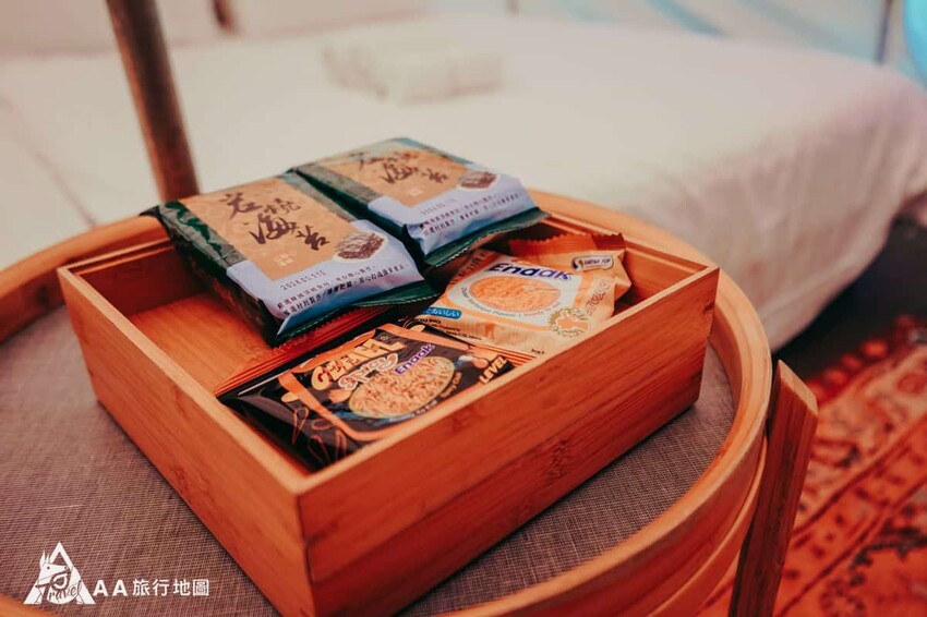 帳篷裡面有準備小點心給大家享用，沒想到居然還有火雞麵可以吃，真的是太酷了