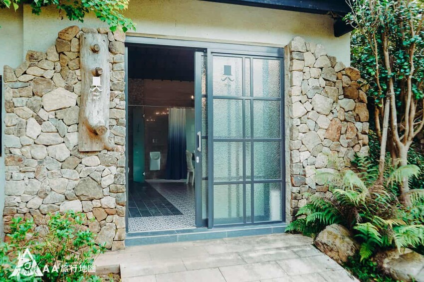 浴廁區是用像石屋的樣子所建成，非常有特色，但進去後又是完全不同的一個感覺，很佩服設計師的功力