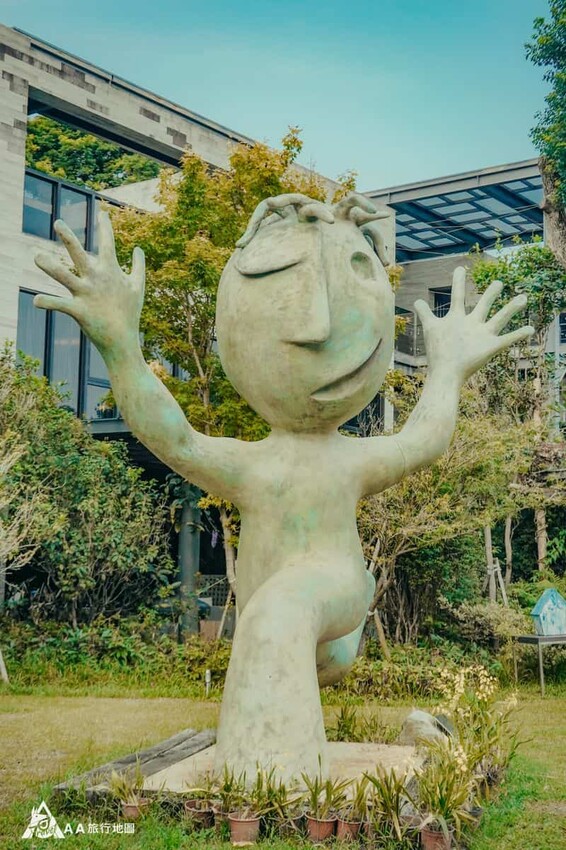 這個是奔跑的孩子，很好玩的是這每一個雕像，正反面會有兩個不一樣的感受