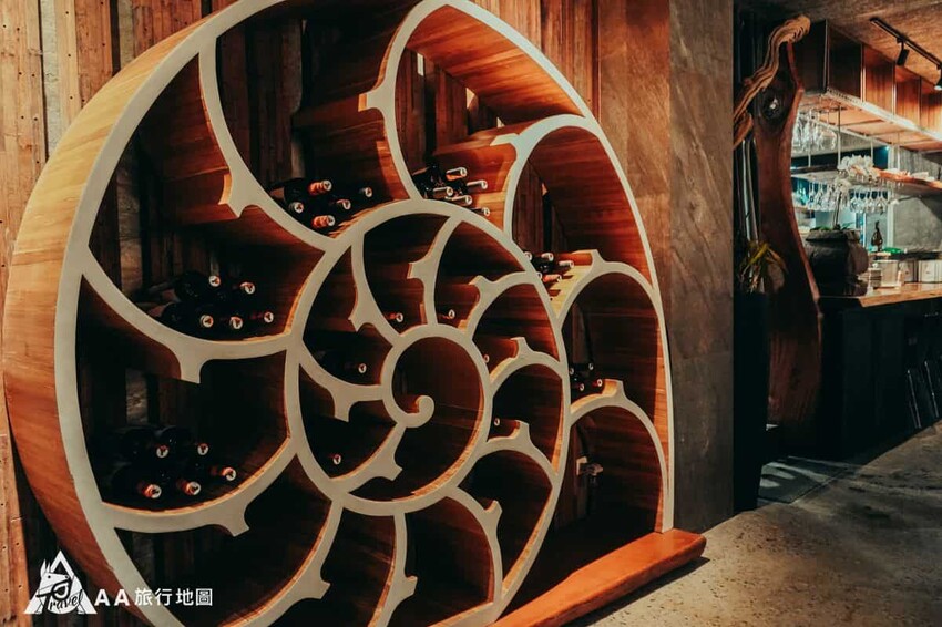 在餐廳裡面還看到這個很特別的紅酒櫃，看起來就好像是一個螺一樣