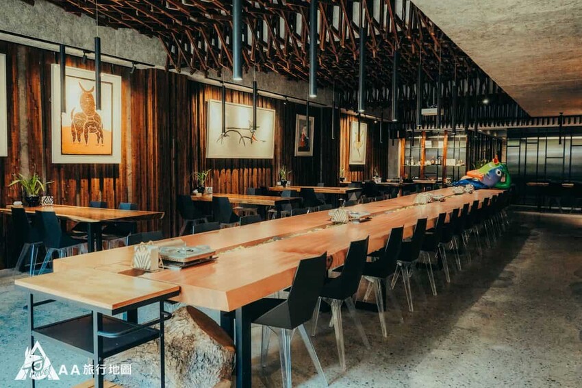 一進到餐廳就會看到又是一張長長的餐桌，而且看起來沒有接合的地方，是很漂亮的一張原木桌