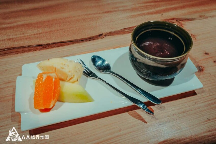 都已經吃這麼飽了，最後還是要來一個飯後水果以及甜點，這次的甜點是紫米紅豆，味道蠻適中的，不會太過甜